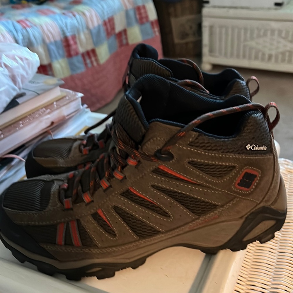 Men’s 9.5- Columbia Omni Grip Waterproof Hiking Boots BI3895-231 Brown Leather